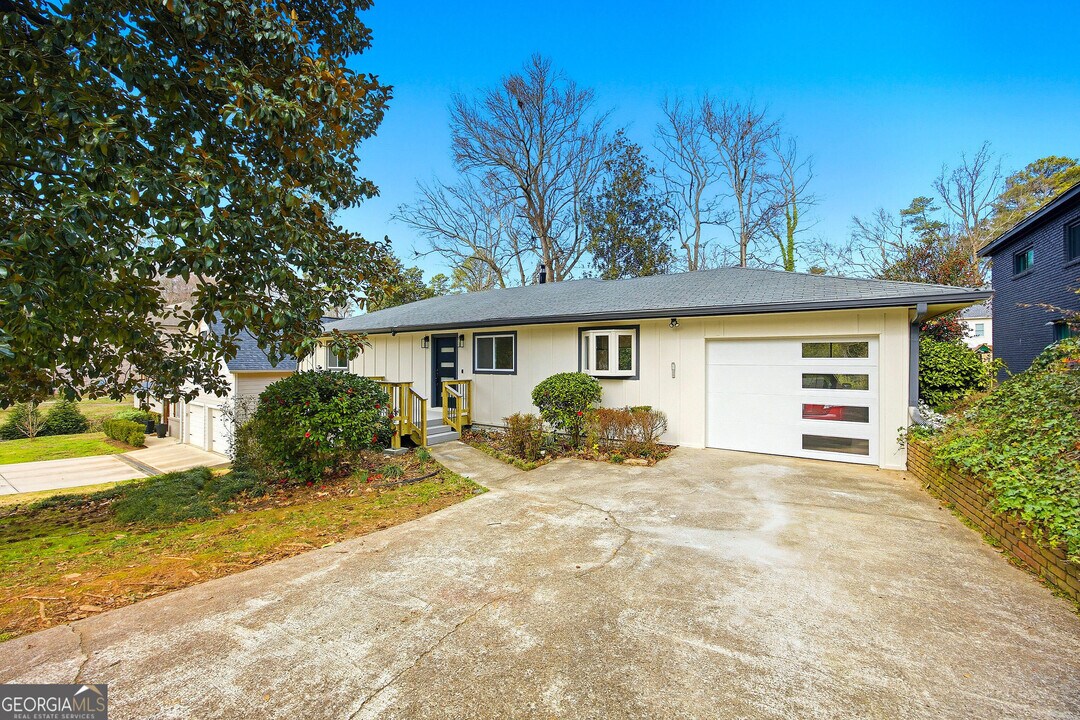 42 W Belle Isle Rd NE in Atlanta, GA - Building Photo