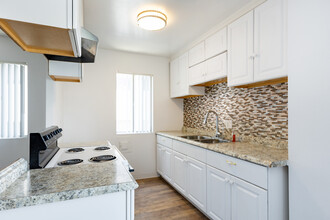 Sunset Pointe Apartments in Los Angeles, CA - Building Photo - Interior Photo