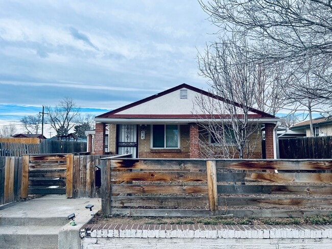 property at 425 S Raleigh St