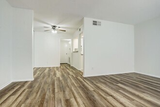 11540 Chimney Rock Rd in Houston, TX - Building Photo - Building Photo