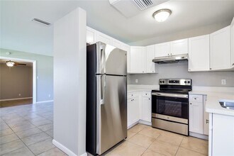 4420 W Bay Ave in Tampa, FL - Foto de edificio - Building Photo