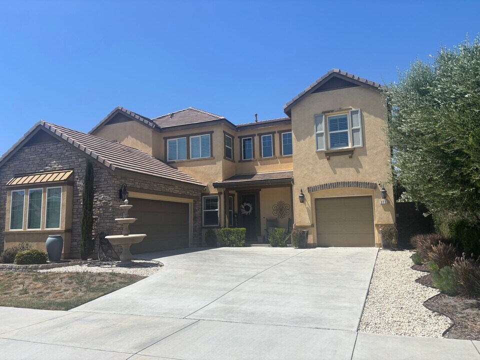 2735 Crown Ct in Ontario, CA - Building Photo