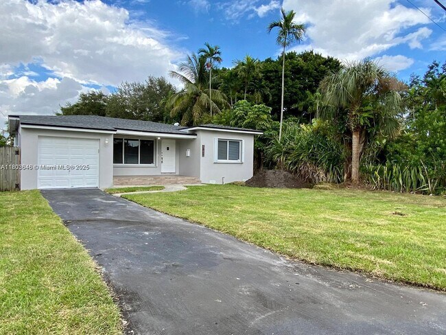 6351 SW 26th St in Miami, FL - Building Photo - Building Photo