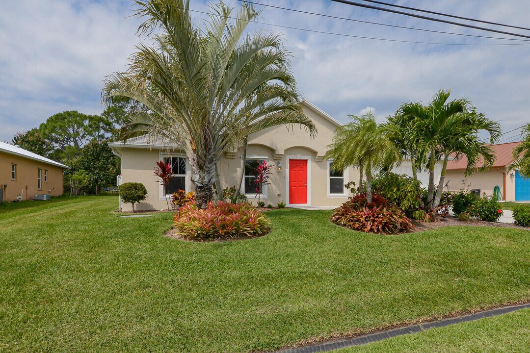 5890 NW Dowse St in Port St. Lucie, FL - Building Photo