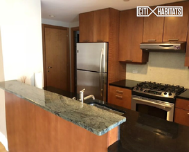 446 Kent Ave-Unit -2F in Brooklyn, NY - Foto de edificio - Building Photo