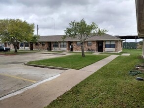 1207 Miracle Dr in Edna, TX - Building Photo - Building Photo