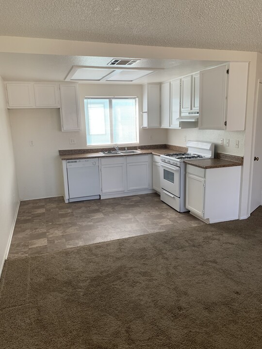 2467 Diamond St, Unit 2 in Rosamond, CA - Building Photo