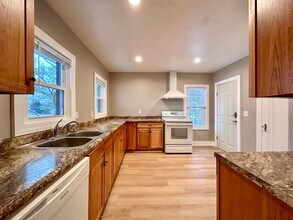 297 W Larch Ave in Muskegon, MI - Building Photo - Building Photo