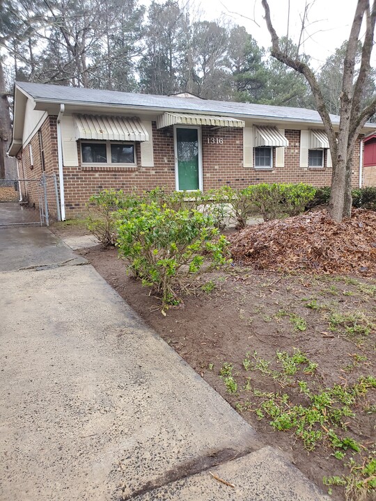 1316 Hearthside St in Durham, NC - Building Photo