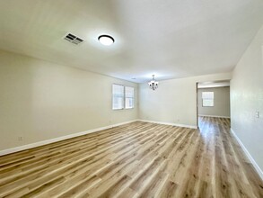 11069 Crystal Crest Ct in Las Vegas, NV - Building Photo - Building Photo
