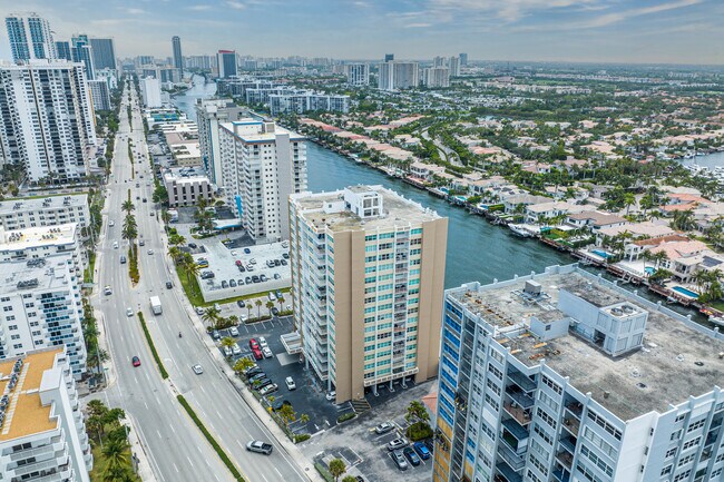 Trafalgar Towers II in Hollywood, FL - Building Photo - Building Photo