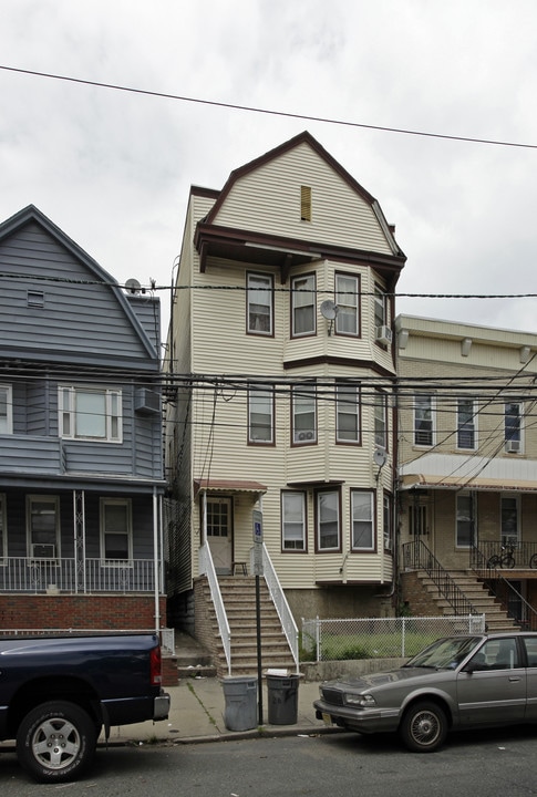 43 E 26th St in Bayonne, NJ - Foto de edificio