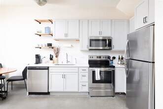 1009 W Juneau Ave in Milwaukee, WI - Foto de edificio - Building Photo