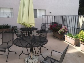 2055 Rodney Dr in Los Angeles, CA - Building Photo - Building Photo