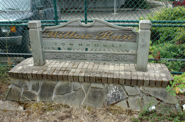 Willow Run Townhouses in Springfield, OR - Building Photo - Building Photo