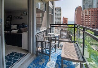 30 E Elm St in Chicago, IL - Foto de edificio - Building Photo