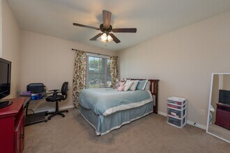 Beautiful Duplex with 5 Bed, 4 Bath Right in College Station, TX - Building Photo - Building Photo