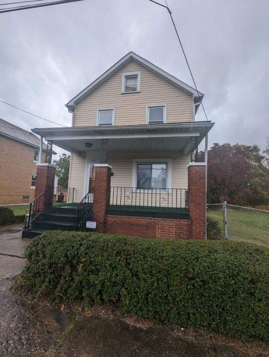 106 Wilker St in Aliquippa, PA - Building Photo