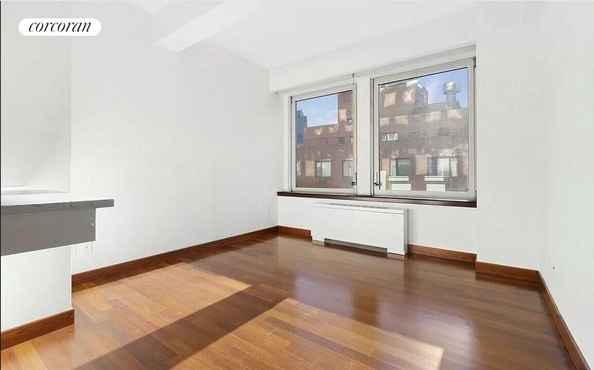 305 E 63rd St in New York, NY - Building Photo