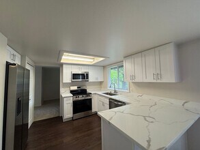 7854 131st Ave NE in Kirkland, WA - Building Photo - Building Photo