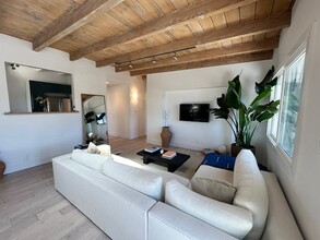 2030 Paramount Dr in Los Angeles, CA - Foto de edificio - Building Photo