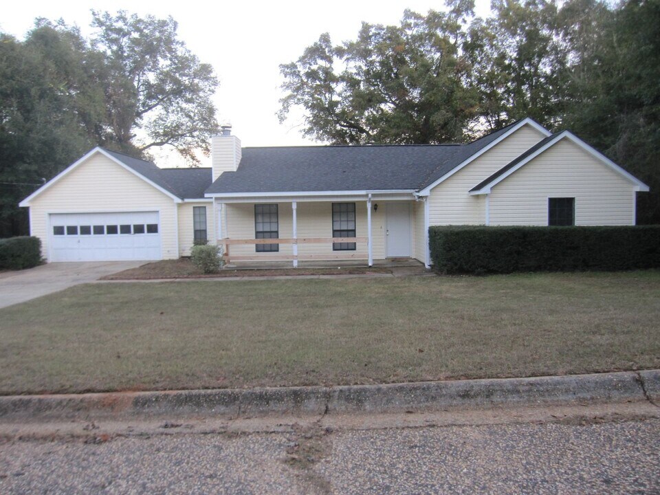 156 Lakeside Dr in Enterprise, AL - Building Photo