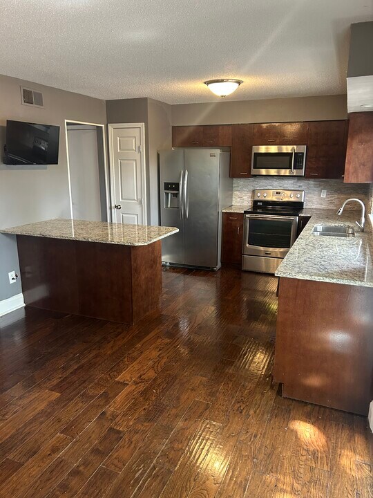 8175 Monrovia St in Lenexa, KS - Building Photo