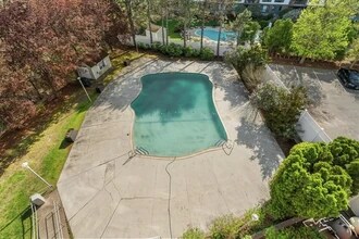 131 Coolidge Ave, Unit #420 in Watertown, MA - Building Photo - Building Photo