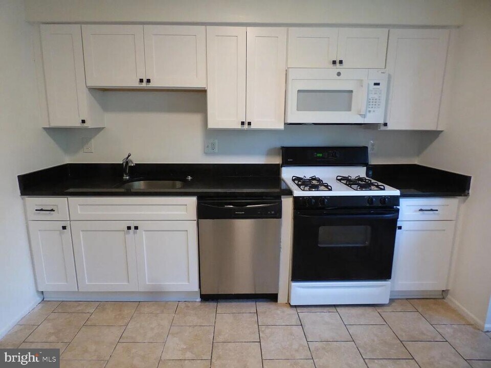 802 Ivy League Ln in Rockville, MD - Building Photo