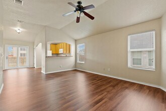 9711 Copper Rock in Converse, TX - Foto de edificio - Building Photo