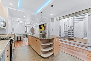 330 Montgomery St in Jersey City, NJ - Building Photo
