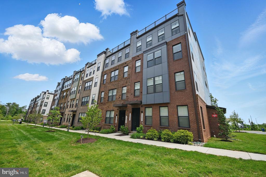 44623 Wolfhound Sq in Ashburn, VA - Building Photo