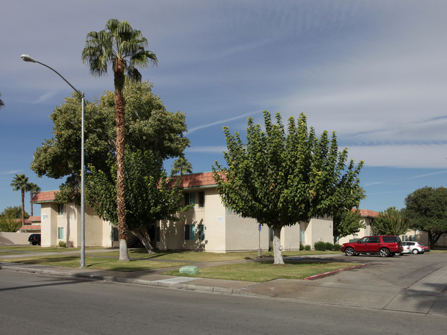 Summer Field Apartments in Indio, CA - Foto de edificio - Building Photo