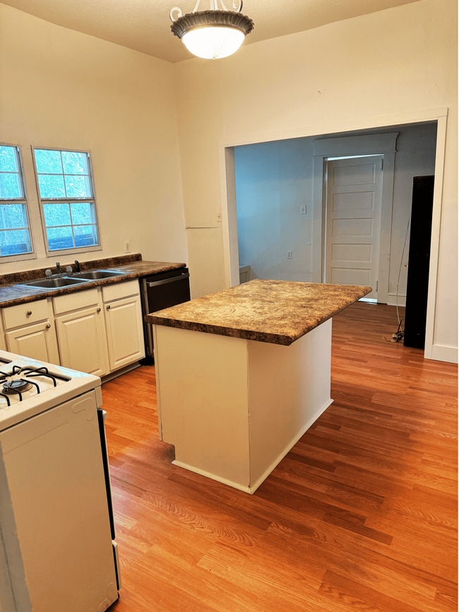 1005 Ward St in Marlin, TX - Foto de edificio - Building Photo