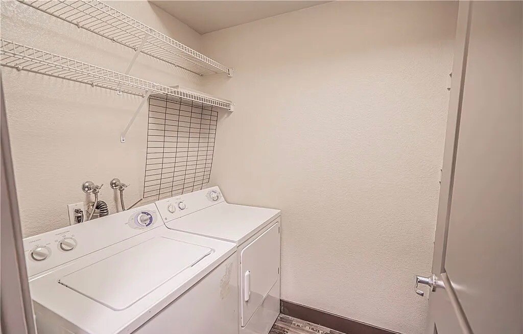 24505 Town Center Dr in Santa Clarita, CA - Building Photo