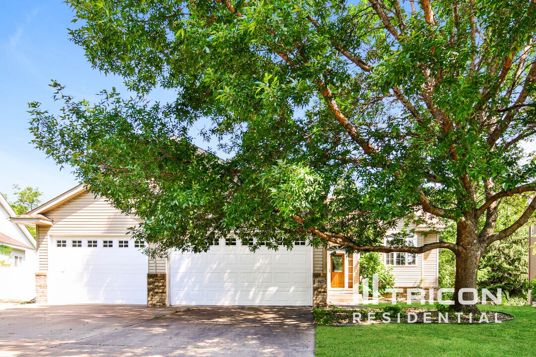 10420 Karston Ave NE in Albertville, MN - Building Photo