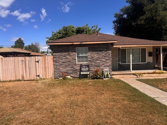 923 E Saginaw Way in Fresno, CA - Building Photo - Building Photo