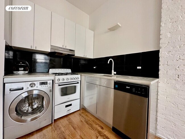 410 W 36th St. in New York, NY - Building Photo - Building Photo