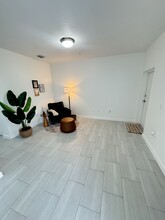 7250 W 2nd Way, Unit B9 in Hialeah, FL - Foto de edificio - Building Photo