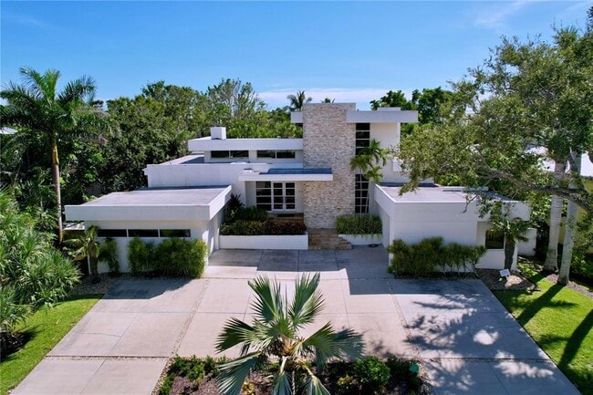 property at 1347 Harbor Dr
