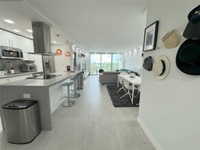 9500 W Bay Harbor Dr in Bay Harbor Islands, FL - Building Photo - Building Photo