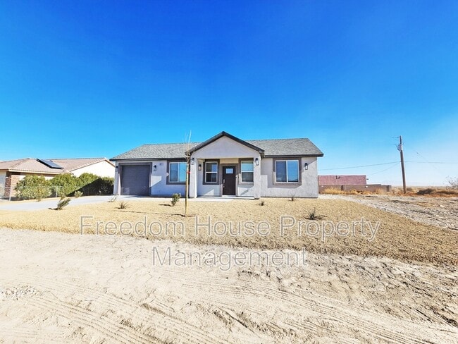 2071 S Highland Ave in Pahrump, NV - Building Photo - Building Photo