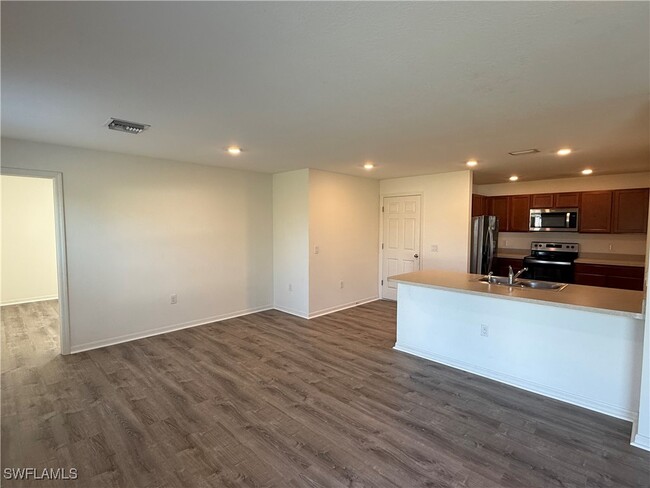 1139 NW 16th Terrace in Cape Coral, FL - Foto de edificio - Building Photo