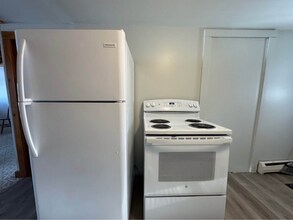 202 Cambell Shore Rd in Gray, ME - Foto de edificio - Building Photo