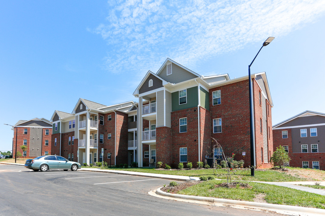 Oxford Crossing in Claremont, NC - Foto de edificio