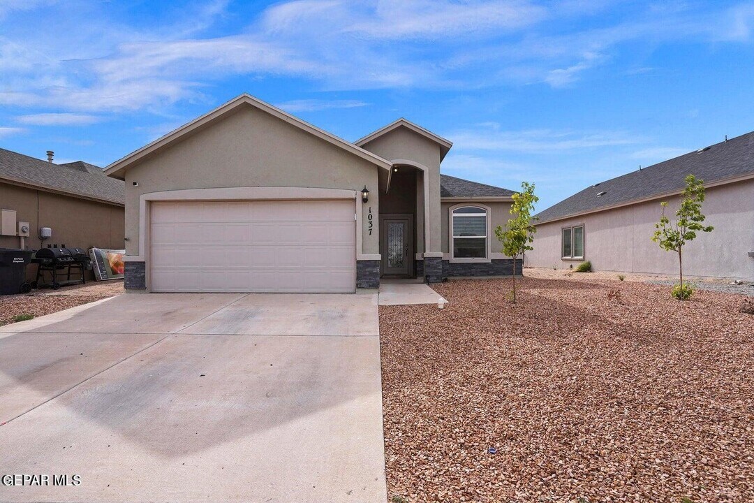 1037 Summer House St in Horizon City, TX - Building Photo