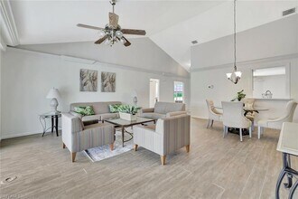 5859 Westbourgh Ct, Unit 03 in Naples, FL - Building Photo - Building Photo