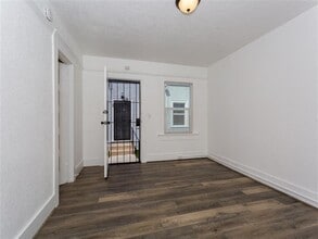 326 E. 8th in Long Beach, CA - Foto de edificio - Building Photo