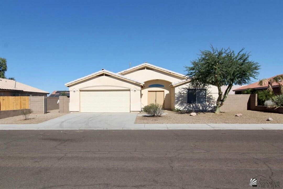 10592 E 38th Ln in Yuma, AZ - Building Photo