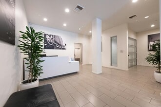 630 W 6th St in Los Angeles, CA - Building Photo - Building Photo
